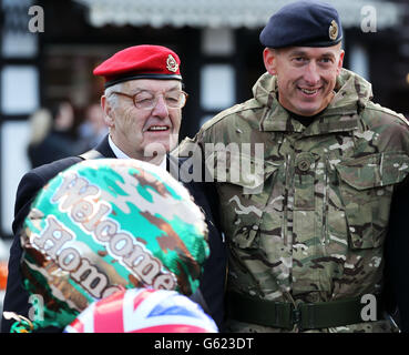 Le truppe del 21 Ingegnere Regiment sono accolte a casa a Ripon, nel North Yorkshire, dopo il ritorno a casa dall'Afghanistan. Foto Stock