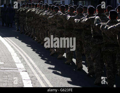 Truppe del 21 Regiment ingegnere marcia dalla cattedrale di Ripon, nel Nord Yorkshire dopo il ritorno dall'Afghanistan. Foto Stock