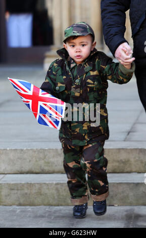 Le truppe del 21 Regiment ingegnere sono accolte dalle loro famiglie a Ripon, nel Nord Yorkshire, dopo il ritorno a casa dall'Afghanistan. Foto Stock