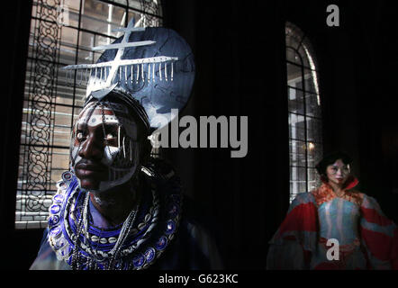 Modellare Francis Frimpong in un costume progettato dallo studente di Edimburgo, Stacy Jamsen, basato su un guerriero Masai, davanti a una sfilata di moda Fairy tale and Legends all'Università di Edimburgo. Foto Stock