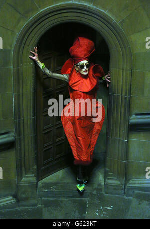 Modellare Magie Shayero in costume di Olwin Rose davanti a una sfilata di moda Fairy tale e Legends all'Università di Edimburgo. Foto Stock