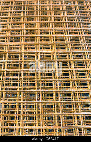 Pila di acciaio griglie di tondino per cemento armato Foto Stock