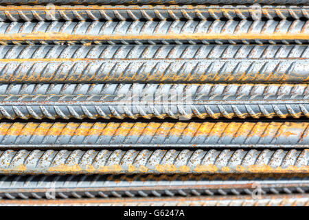 Pila di tondi per cemento armato in acciaio per cemento armato sul sito in costruzione Foto Stock