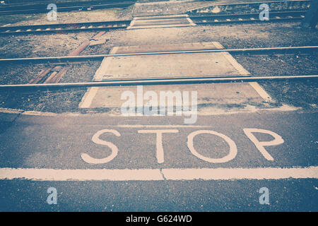 Vintage tonica stop dipinte di fronte binari ferroviari. Foto Stock