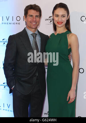 Tom Cruise e Olga Kurylenko sul tappeto rosso per la prima di Oblivion, al Savoy Theatre di Dublino. Foto Stock