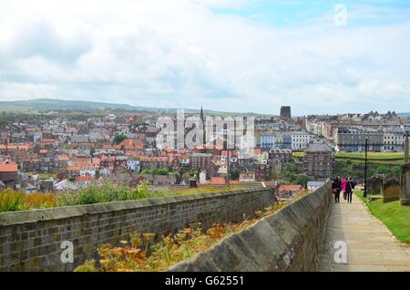 Vista dalla chiesa di Santa Maria di Whitby guardando verso la città vecchia di Whitby nel North Yorkshire Moors England Regno Unito Foto Stock