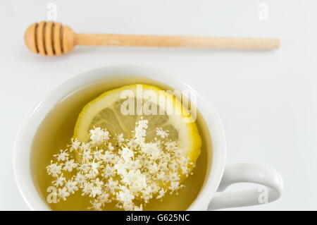 Lâ Elderflower tè con limone servita elderflowers e cucchiaio di legno Foto Stock