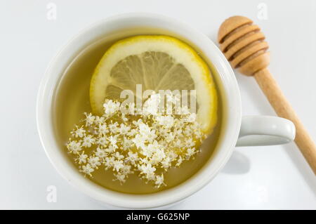 Lâ Elderflower tè con limone servita elderflowers e cucchiaio di legno Foto Stock