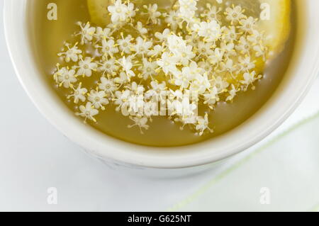 Lâ Elderflower tè con limone servita elderflowers vista superiore Foto Stock