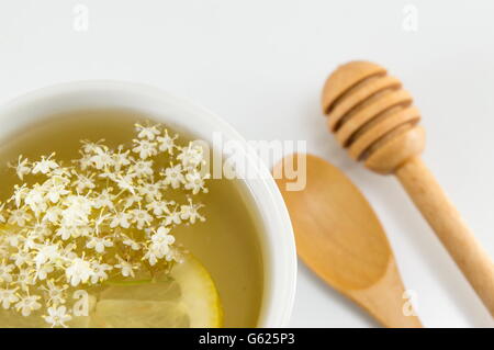 Lâ Elderflower tè con limone servita elderflowers e cucchiaio di legno Foto Stock