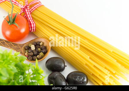 Non cotti gli spaghetti con le verdure contro uno sfondo bianco Foto Stock