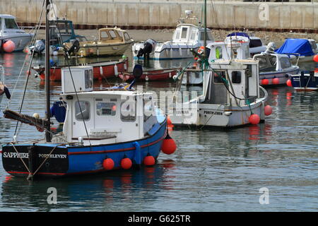 Barche da pesca in porto Porthleven, Cornwall, Regno Unito Foto Stock