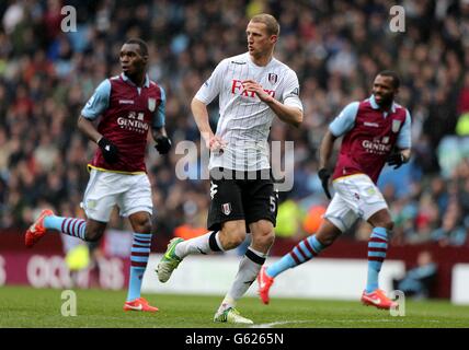 Brede Hangeland di Fulham (centro) in azione con il cristiano di Aston Villa Benteke (a sinistra) e Darren si chinò Foto Stock