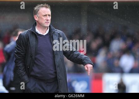 Il manager della città di Cheltenham, Mark Yates, durante la partita della Npower Football League 2 all'Abbey Business Stadium di Cheltenham. Foto Stock