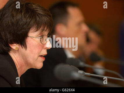 Margaret Cook, ex moglie del leader della Camera dei Comuni Robin Cook, parla al Trade Union Congress di Londra. La onorevole Cook si è pronunciata contro la politica di iniziativa finanziaria privata del governo. Foto Stock