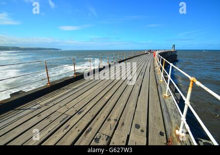 Una vista di Whitby Pier e Sandsend nella distanza. Foto Stock