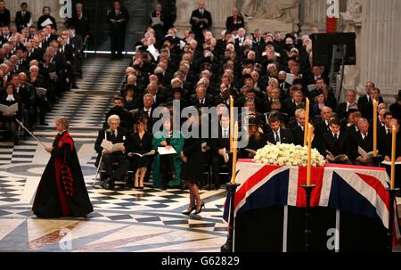 I dignitari di tutto il mondo si uniscono oggi alla regina Elisabetta II e al principe Filippo, duca di Edimburgo, mentre il Regno Unito rende omaggio all'ex primo ministro Baronessa Thatcher durante i suoi funerali alla cattedrale di St Paul, nel centro di Londra. Foto Stock