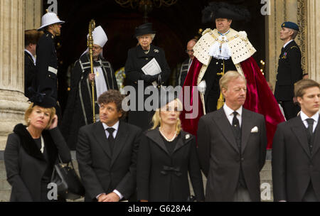 La regina Elisabetta II si dirige verso i membri della famiglia Thatcher (da sinistra a destra) Carol Thatcher, il suo partner Marco Grass, Sarah Thatcher, Mark Thatcher e Michael Thatcher, seguendo il servizio funerale della baronessa Thatcher alla Cattedrale di San Paolo nel centro di Londra. Foto Stock