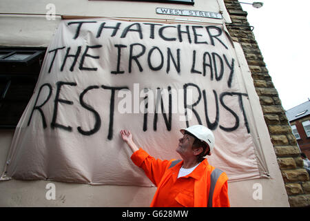 I manifestanti si riuniscono e marciano a Goldthorpe, nello Yorkshire, per celebrare i funerali della baronessa Thatcher. Foto Stock