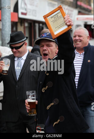 I manifestanti si riuniscono e marciano a Goldthorpe, nello Yorkshire, per celebrare i funerali della baronessa Thatcher. Foto Stock