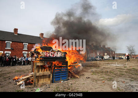 I manifestanti hanno messo fuoco una bara contenente un effigie di Margaret Thatcher dopo una marcia di protesta il giorno dei suoi funerali. Foto Stock