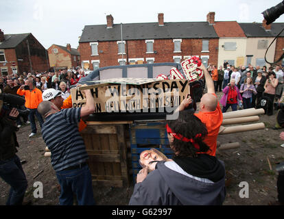 I manifestanti di Goldthorpe, nello Yorkshire, si preparano a dare fuoco ad una bara contenente un effigie di Margaret Thatcher dopo una marcia di protesta. Foto Stock