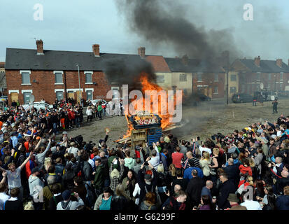 I manifestanti hanno messo fuoco una bara contenente un effigie di Margaret Thatcher dopo una marcia di protesta il giorno dei suoi funerali. Foto Stock