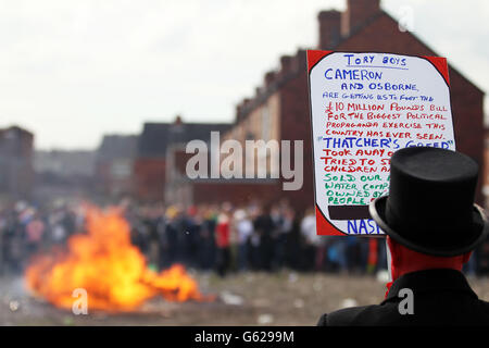 I manifestanti hanno messo fuoco una bara contenente un effigie di Margaret Thatcher dopo una marcia di protesta il giorno dei suoi funerali. Foto Stock