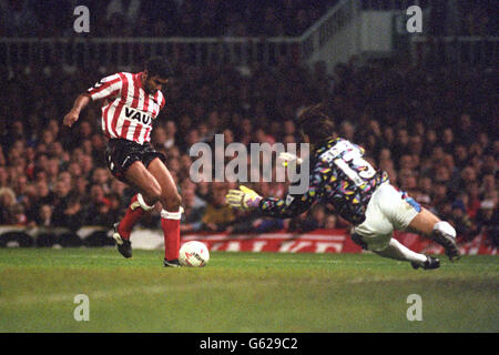 Calcio - Coppa Coca-Cola - 3° turno - Sunderland / Aston Villa - Roker Park. Don Goodman di Sunderland cerca di chip Aston Villa portiere Mark Bosnich. Foto Stock