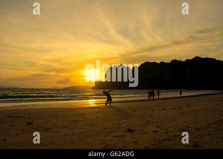 Tramonto a Railay Beach Krabi Thailandia Foto Stock