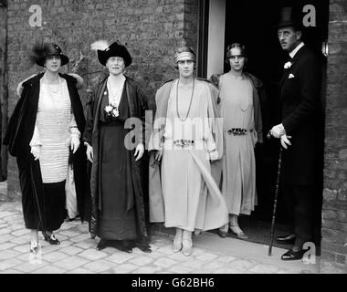 Il matrimonio di Lady Louise Mountbatten e del Principe ereditario di Svezia alla Cappella reale, Palazzo di San Giacomo. La marchesa dowager di Milford Haven con due delle bridesmaid - la principessa Margherita di Grecia e la principessa Teodora di Grecia - e il principe e la principessa Andrea di Grecia. Foto Stock