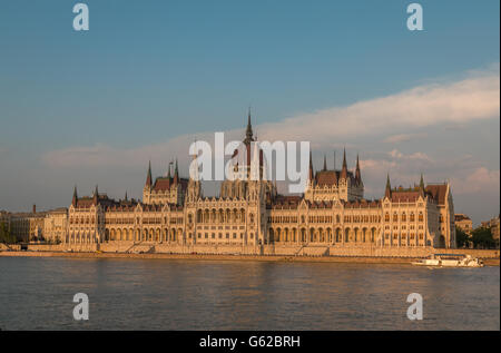 Parlamento ungherese edificio lungo il fiume Danubio a Budapest Foto Stock