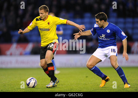 Watford's Almen Abdi (a sinistra) e Leicester City's Matty James durante la partita del campionato Npower al King Power Stadium di Leicester. Foto Stock