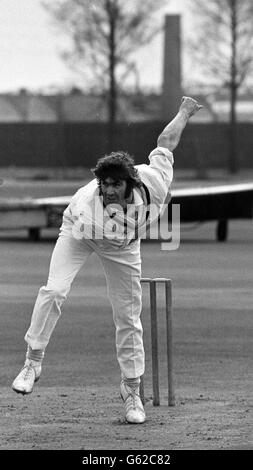 Alan Ward, giovane bowler veloce del Derbyshire in azione alla terra della contea dopo il recupero dalla ferita della caviglia che ha tagliato corto il suo giro australiano con MCC. Foto Stock