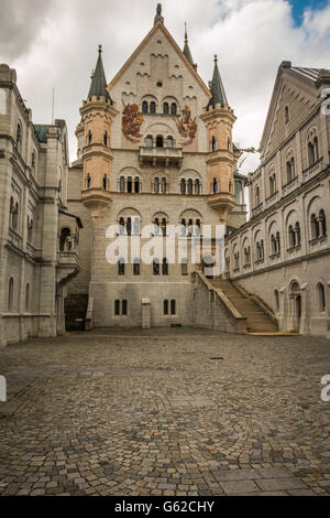 Il castello di Neuschwanstein e cortile in Baviera Germania Foto Stock