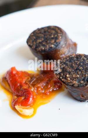 Morcilla a fette - sanguinaccio spagnolo o salsiccia di sangue, un cibo tradizionale fin dal Medioevo Foto Stock