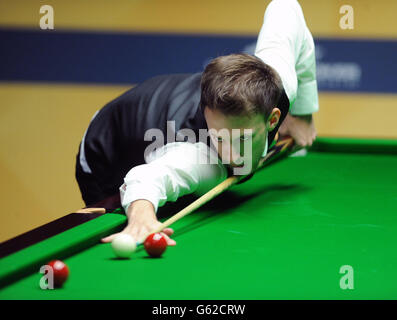 Judd Trump al tavolo nella sua seconda partita contro Marco fu durante i Campionati del mondo Betfair al Crucible, Sheffield. Foto Stock