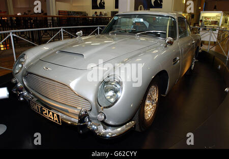 L'Aston Martin DB5 è stato utilizzato nel film di Bond Goldfinger del 1964 in mostra durante la rassegna stampa 'Bond, James Bond' al Museo della Scienza di Londra. * 1/9/03: La James Bond, l'Aston Martin DB5, è stata votata la vettura più bella di tutti i tempi. Il modello, le cui versioni speciali sono state presentate nei film del 007, ha ottenuto il riconoscimento in una lista di 100 vetture più belle compilate dalla rivista Top Gear. Il veicolo fuoristrada il Land Rover Defender è stato secondo con la Mercedes Benz Smart Roadster terza e l'Audi RS6 quarta. Foto Stock