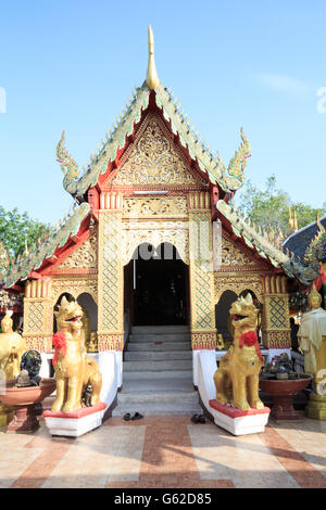 Bot principale (sala di preghiera del tempio) a Wat Phra That Doi Kham (Tempio della montagna dorata), un tempio buddista a Chiang mai, Thailandia Foto Stock