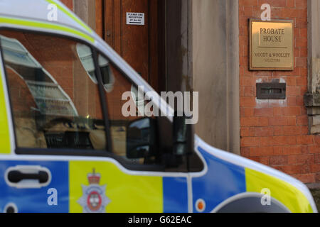 Un furgone forense della polizia fuori Moody e Woolley solicitors su St Marys Gate, Derby dove il corpo di Kevin Gough, 42, è stato scoperto all'interno di un camino. Foto Stock