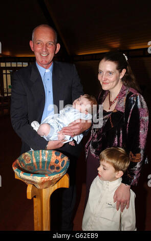 Diane Blood con il figlio Liam e il Rev. Neil Hogg alla Cristianità del figlio minore Joel, alla Chiesa di Cristo, Worksop. Joel Michael Blood è nato il 17 luglio presso il Royal Hallamshire Hospital di Sheffield, sette anni dopo la morte del padre. * sta facendo bene ed è un ragazzo sano", ha detto Mrs Blood, 36, che ha condotto una lunga battaglia legale per usare lo sperma preso dal marito Stephen mentre era su una macchina di supporto di vita in 1995. Foto Stock