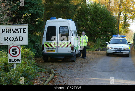 Gli ufficiali di polizia pattugliano la strada privata che conduce alla casa Cheshire di Manchester la stella unita David Beckham e la sua famiglia. Le autorità britanniche hanno accusato cinque uomini detenuti in relazione ad un complotto di sottrarre Victoria Beckham. * ... con furto e cospirazione di derubare, ma non in connessione con la trama di rapimento. I cinque, tre dei quali di origine rumena e uno del Kosovo, rimarranno in custodia per comparire presso un tribunale dei magistrati di Londra in relazione al furto di un turbante gioiellato, da parte degli auctioneers Sotheby's. Foto Stock