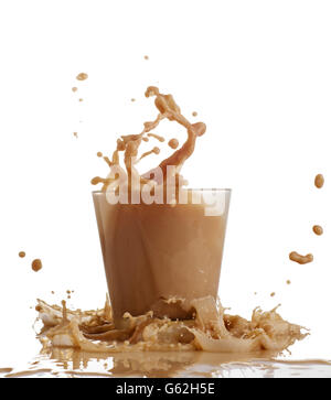 Splash di cioccolato in un vetro isolato su bianco Foto Stock