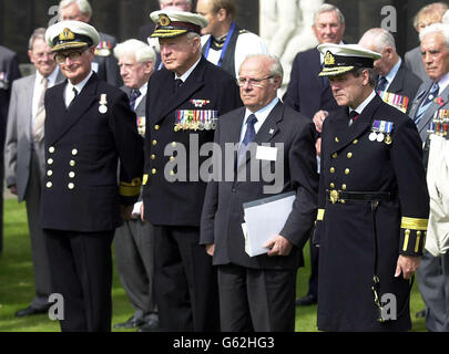 Dr Borello l'Alto Commissario per Malta (seconda a destra) si allinea durante la cerimonia di posa della corona al Merchant Navy War Memorial l'operazione piedistallo 60° anniversario servizio presso All Hallows Church, Tower Hill, Londra. *... Il servizio si svolge in ricordo dei 300 marinai della Marina mercantile morti durante l'assedio di Malta nel 1942. Foto Stock