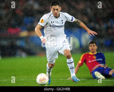 Calcio - UEFA Europa League - Quarta finale - seconda tappa - FC Basel / Tottenham Hotspur - St Jakob-Park. Tottenham Hotspur Clint Dempsey sulla strada per segnare il gol di apertura Foto Stock