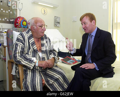 Charles Kennedy, leader dei liberaldemocratici, parla con John Sullivan, 66 anni, di Bexhill, che si sta riprendendo da un'operazionione di by-pass, durante una visita ad un'unità cardiaca presso il Royal Sussex County Hospital. Foto Stock