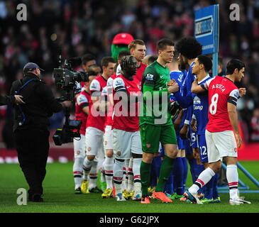 Calcio - Barclays Premier League - Arsenal / Everton - Emirates Stadium. Le due squadre scuotono le mani prima del calcio d'inizio Foto Stock