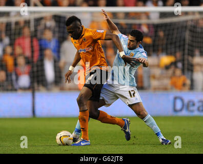 Calcio - Npower Football League Championship - Wolverhampton Wanderers / Hull City - Molineux. Il Tango Doumbia di Wolverhampton Wanderers (a sinistra) e Ahmed Fathi di Hull City (a destra) lottano per la palla. Foto Stock