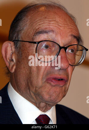 Alan Greenspan, presidente DELLA Federal Reserve AMERICANA, si rivolge a un pubblico di dirigenti aziendali a Lancaster House, Londra. Nel suo discorso Greenspan ha affermato che i governi non dovrebbero regolamentare la divulgazione sui mercati dei derivati da banco perché soffocherebbe l’innovazione e renderebbe i mercati meno efficienti. 20/10/03: Cinque ministri del governo, il presidente del Partito conservatore e una serie di imprenditori affronteranno la conferenza annuale della CBI il mese prossimo, come annunciato. Greenspan parlerà anche con i delegati dell'evento di Birmingham tramite un collegamento video.Chancellor Brown discuterà le prospettive economiche Foto Stock
