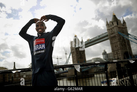 Atletica - 2013 Virgin London Marathon - British Athletes Photocall - Tower Hotel. Il Mo Farah della Gran Bretagna si pone durante la fotocellula al Tower Hotel, Londra. Foto Stock